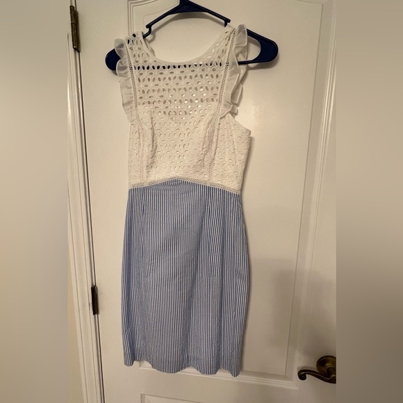 Lilly Pulitzer Maya White and Blue Seersucker
Shift Dress Sz 00 - Picture 6 of 9
